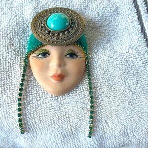 Vintage hand painted broach. Great condition. Beautiful piece of jewelry